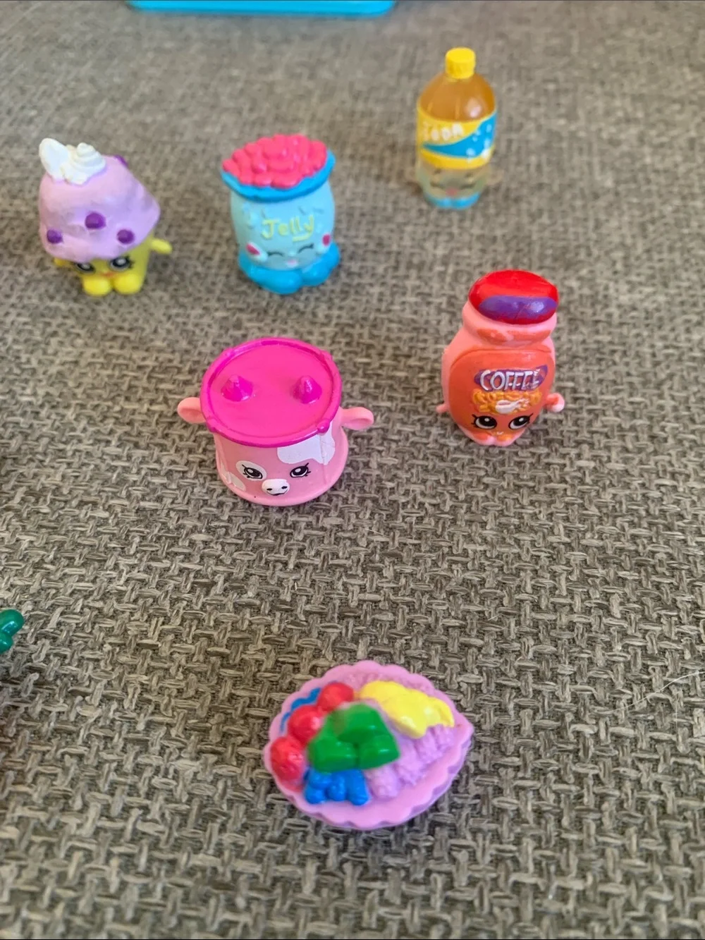 Shopkins Mini Fridge Playset with Figures